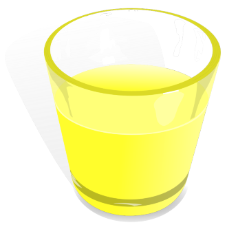 Ein Glas gelber Saft